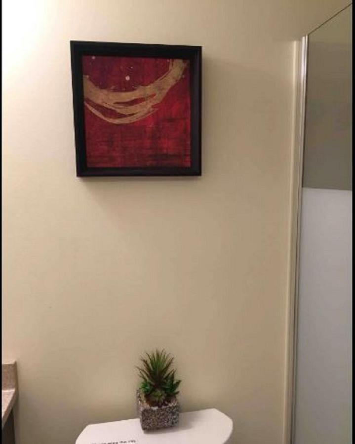 Cozy & Spacious Suite With Private Bathroom Near Toronto Airport ! Mississauga Exterior foto